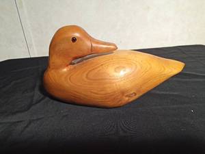 lot 122 image: 1987 Hand carved wooden duck by B. W. Teal