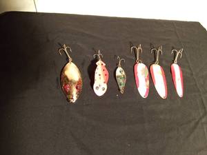 lot 125 image: Vintage Hofgchneider Red Eye wiggler musky fishing spoon lure, Vintage Buck Perry spoon plug musky fishing lure, Vintage Lanes Spark l. Wobbler fishing lure and 3 Red & white Daredevils