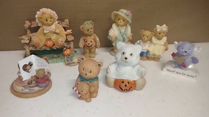 lot 333 image: Holiday Bear Figurines