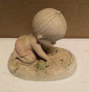 lot 83 image: Precious Moments love letters in the sand item#129488