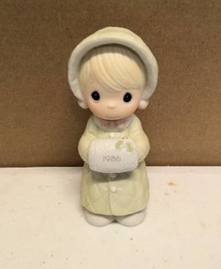 lot 224 image: Precious Moments Figurine Wishing you a cozy christmas Item#102342