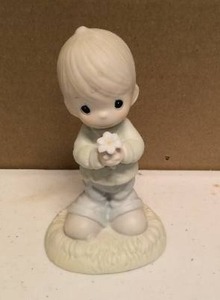 lot 236 image: Precious Moments Figurine Mommy I love you Item#109975