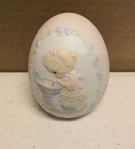 lot 251 image: Precious Moments Figurine Easter 1994 A Reflection of His Love item#529095