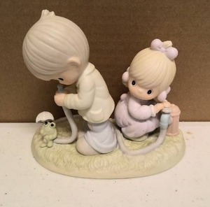 lot 267 image: Precious Moments Figurine There Shall Be Showers of Blessings Item#522090
