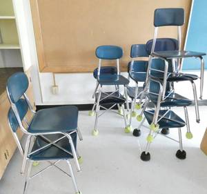 lot 3 image: Rm 207 - 10 kids chairs - durable melmac material