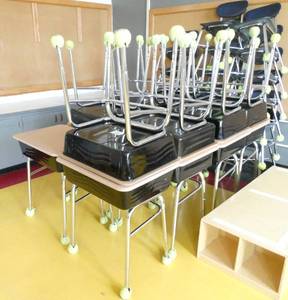 lot 13 image: Rm 205 - 17 flip top desks