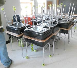 lot 46 image: Rm 204 - 20 flip top desks