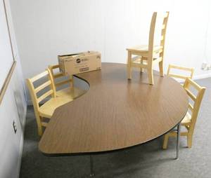 lot 58 image: Rm 201 - table and 5 Kaplan chairs