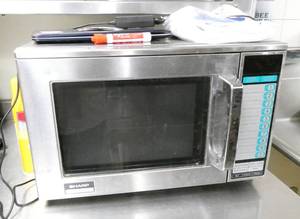 lot 101 image: K - Sharp microwave model R-22GT