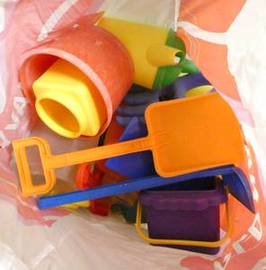 lot 194 image: ECFE - bag of sandbox supplies, box of party leis and straw hats