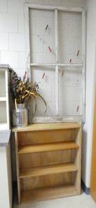 lot 196 image: ECFE - wood bookshelf and a farm window with chicken coop wire and a tin milk can with foliage