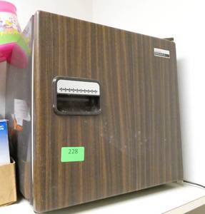 lot 228 image: ECFE - small dorm refrigerator