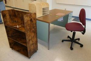 lot 296 image: Rm 115 - desk, chair, bookcase, desk organizer