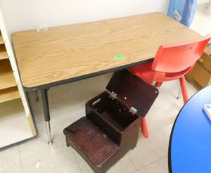 lot 301 image: Rm 114 - kids adj height table, step stool, chair