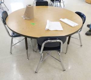 lot 304 image: Rm 114 - Woodgrain 4ft table with 4 blue chairs