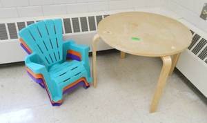 lot 311 image: Rm 114 - 3 kids patio chairs and a table