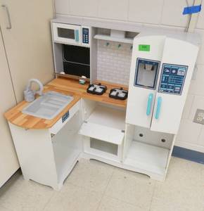 lot 364 image: Rm 113 -  play kitchen