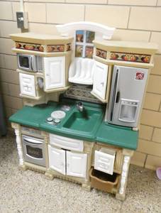 lot 384 image: by Rm 110 - play kitchen