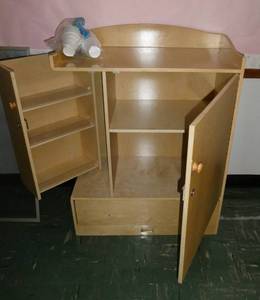 lot 394 image: Rm 101A - Guidecraft storage cabinet