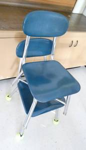 lot 425 image: Rm 105 - 10 desks and 9 chairs