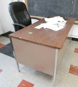 lot 430 image: Rm 105 - steel desk and chair