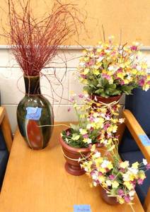 lot 507 image: Office - 4 vases with floral