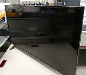 lot 443 image: Rm 102 - Vizio 40 inch TV Model D40-D1