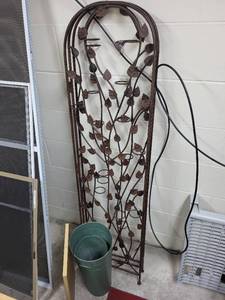 lot 217 image: Decorative Metal Garden Trellis with Leaf Motif
