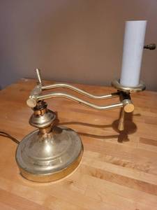 lot 253 image: Vintage Adjustable Brass Table Lamp with UL Tag