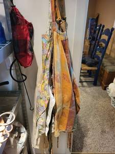 lot 272 image: Collection of 4 Vintage and Patterned Kitchen Aprons