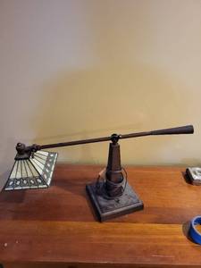 lot 284 image: Tiffany-Style Stained Glass Adjustable Desk Lamp