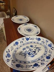 lot 293 image: Set of 3 Blue and White Ironstone Serving Platters and Plates