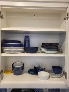 lot 300 image: Assorted Kitchenware Lot with Plates, Bowls, Drinking Glasses and Mugs