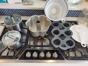 lot 307 image: Assorted Kitchen Cookware and Bakeware Set with Utensils