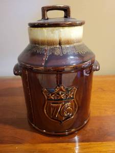lot 292 image: McCoy 1976 Bicentennial Commemorative Stoneware Crock with Lid