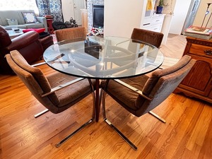 lot 36 image: Mid-Century Modern Glass Top Dining Table with 4 Chrome-Frame Chairs