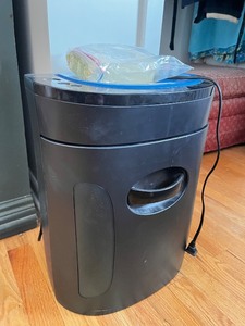 lot 63 image: Royal 1216X Paper Shredder with Fellowes Oil