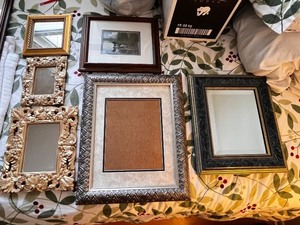 lot 68 image: Collection of 6 Assorted Picture Frames and Wall Mirrors