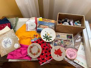 lot 115 image: Embroidery Hoop Art Set of 5 - Heart & Leaf Designs with Threads & Patterns