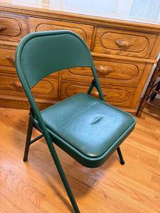 lot 119 image: Green Vinyl-Padded Folding Chair, Steel Frame - Portable IndoorOutdoor Seating