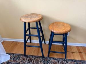 lot 126 image: Pair of Wooden Bar Stools - Oak Round Seats, Blue Painted Legs