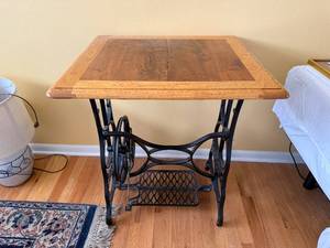 lot 128 image: Antique Treadle Sewing Table - Oak Top & Cast-Iron Base with Open Mesh Storage Shelf