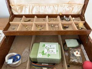 lot 137 image: Vintage Brown Jewelry Box - Divided Tray with Assorted Jewelry Findings Inside