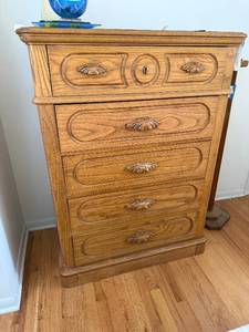 lot 140 image: Oak Dresser Chest - 7-Drawer with Ornate Shell Pulls