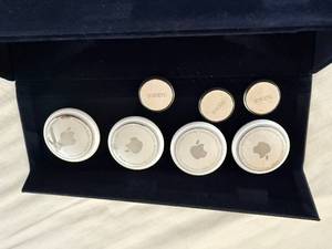 lot 141 image: 4 Apple AirTags with batteries