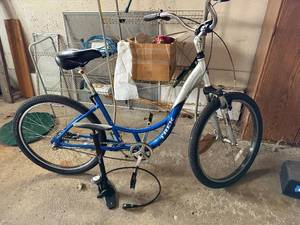 lot 405 image: Trek Sole Ride 208 - Alpha Custom Aluminum, 26in Wheels, 7-Speed Nexus Like New