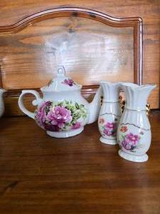 lot 17 image: Beautiful tea pot with 2 small vases