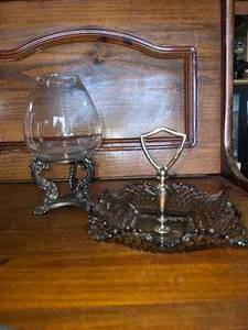 lot 19 image: Candy dish and candle decor