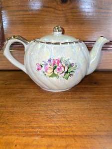lot 23 image: Pink flower tea pot