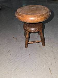 lot 31 image: Tiny stool that is adjustable 6